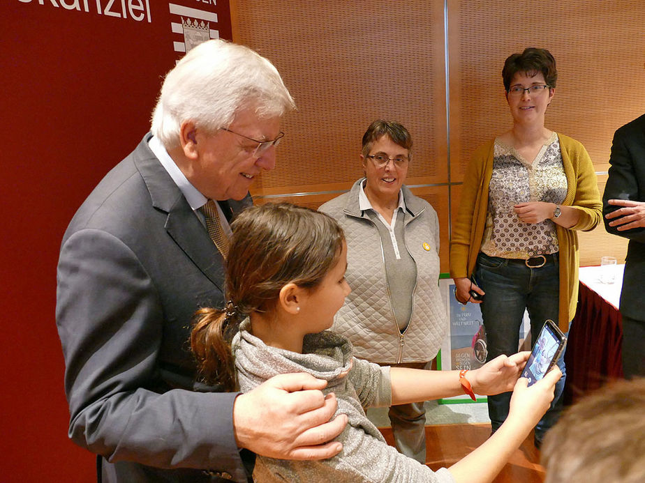 Naumburger Sternsinger zu Besuch beim Hessischen Ministerpräsidenten Volker Bouffier (Foto: Karl-Franz Thiede)